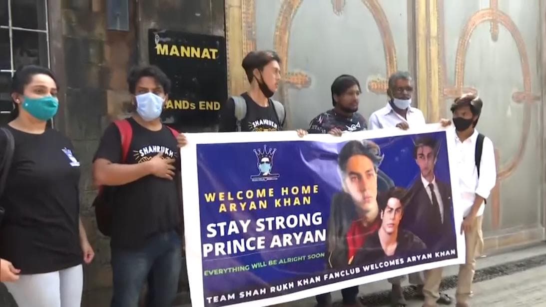 Aryan Khan: आर्यन की रिहाई से फैन्स के बीच खुशी, स्वागत में ‘मन्नत’ के बाहर जुटे सैकड़ों समर्थक
