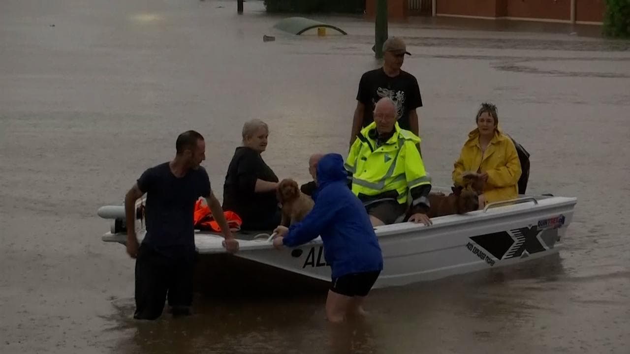 Hundreds rescued, evacuated in Australia floods | On camera 