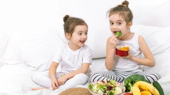 क्या आपका बच्चा भी खाना खाने में दिखाता है नखरे? अपनाकर देखें ये तरीके 