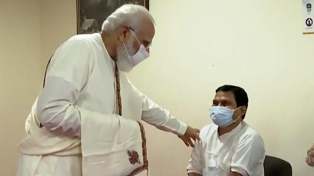 Corona Vaccination: पीएम के सामने बनारस के दिव्यांग को लगा 100 करोड़वां डोज