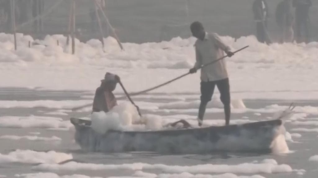 Pollution in yamuna: जहरीले सफेद झाग पर जागी केजरीवाल सरकार, 15 नावों को नदी में उतारा