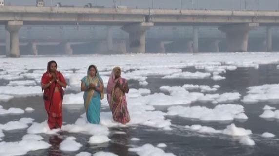 Yamuna River: 'जहरीली' यमुना पर सियासी सफाई में जुटे AAP-BJP, एक-दूसरे पर मढ़ रहे आरोप
