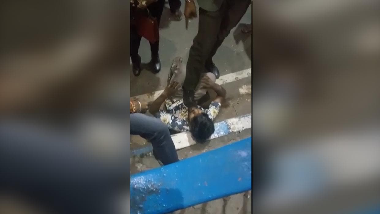 Watch: রাস্তায় ফেলে যুবককে মার সিভিক ভলান্টিয়ারের! 