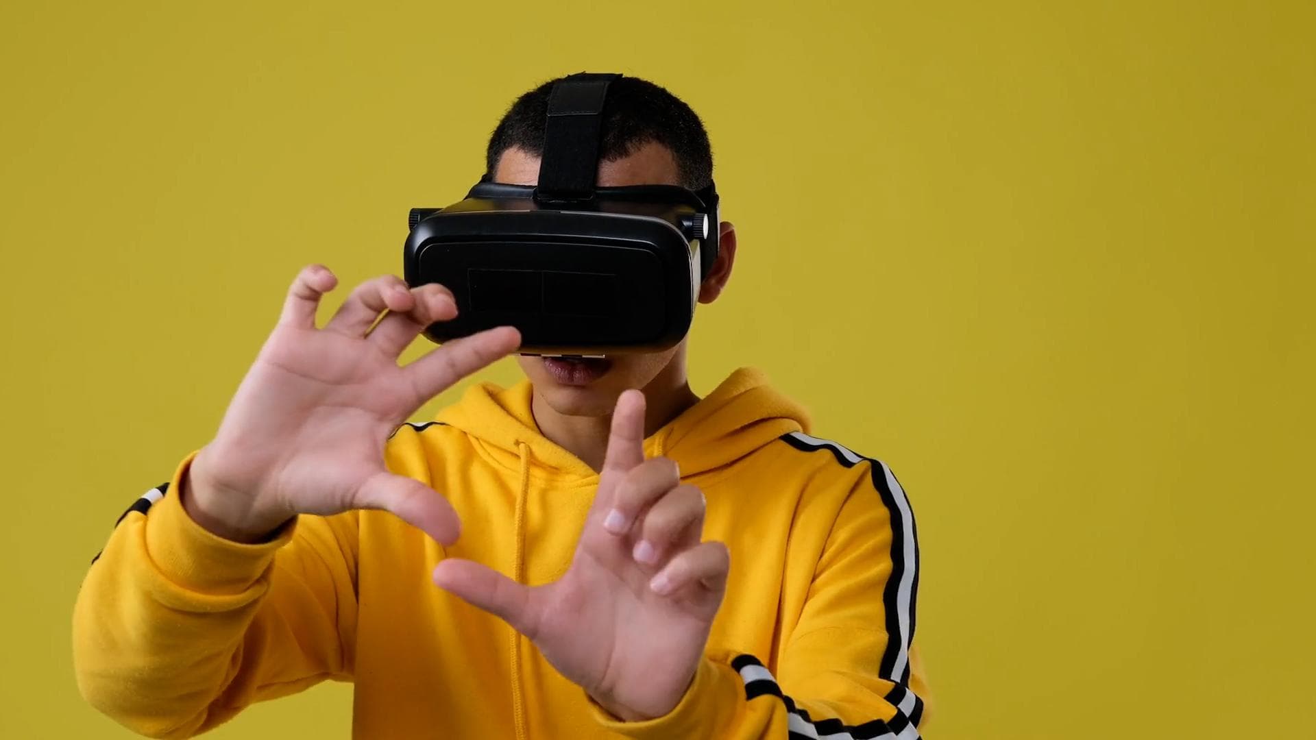 Apple to launch iPhone SE+ 5G & iPad Air in spring, VR headset delayed: reports