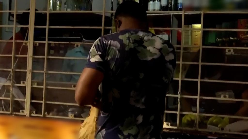 Record Liquor sale: পুজোর দিনগুলোয় রাজ্যজুড়ে মদের রেকর্ড বিক্রি