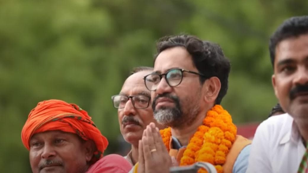 Azamgarh Bypolls Result 2022: जीत के बाद मां से मिले Dinesh Lal Yadav Nirahua, मिला ये ज्ञान