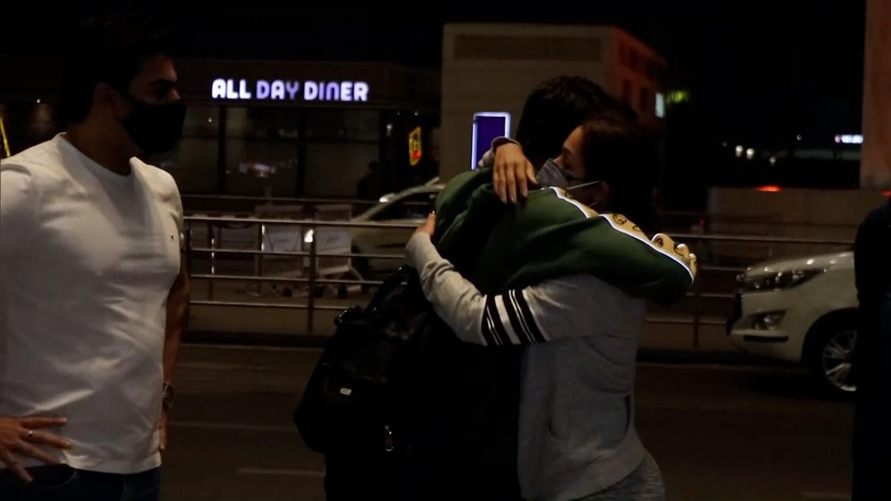  Malaika और Arbaaz बेटे अरहान को एक साथ छोड़ने पहुंचे एयरपोर्ट, बेटे को गले लगाकर इमोशनल हुईं एक्ट्रेस