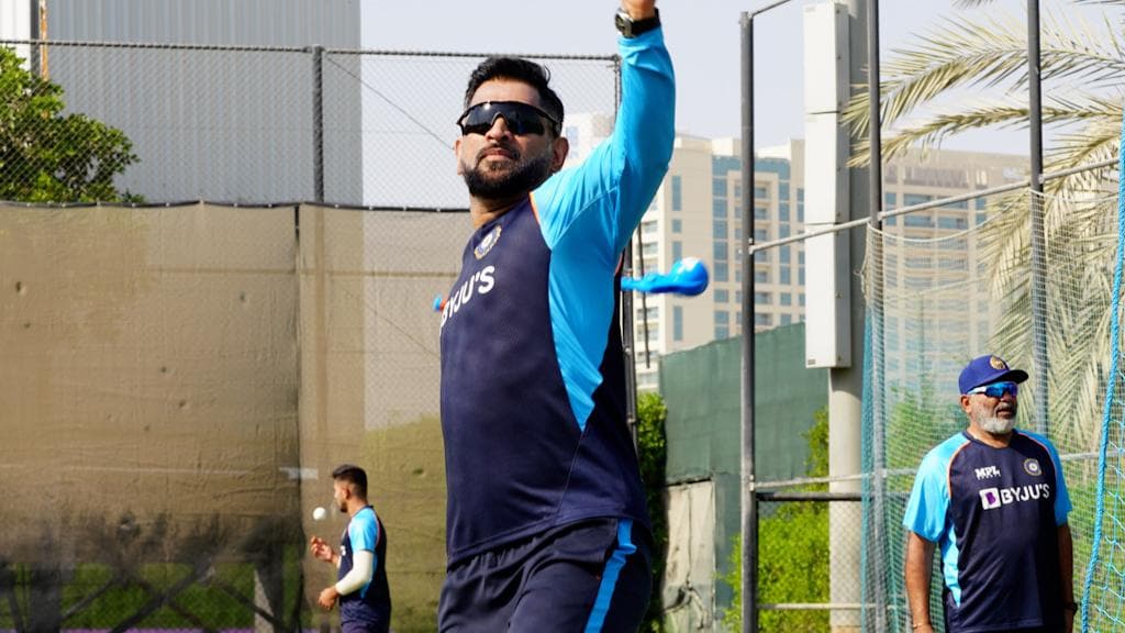 Watch! T20 World cup Cup 2021: কোহলিদের শিবিরে নতুন অবতারে ধোনি! দেখুন ভিডিয়ো