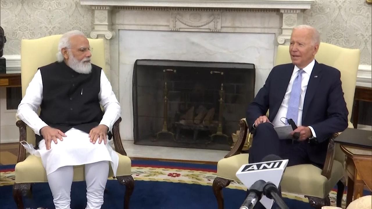 Modi-Biden Meet: पूरी गर्मजोशी से मिले दोनों नेता, मोदी बोले- हमारे मजबूत रिश्ते दुनियाभर के लिए फायदेमंद