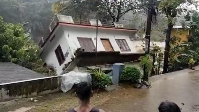 Kerala Flood: पलभर में तिनके की तरह बह गया घर, देखिए भयानक मंज़र