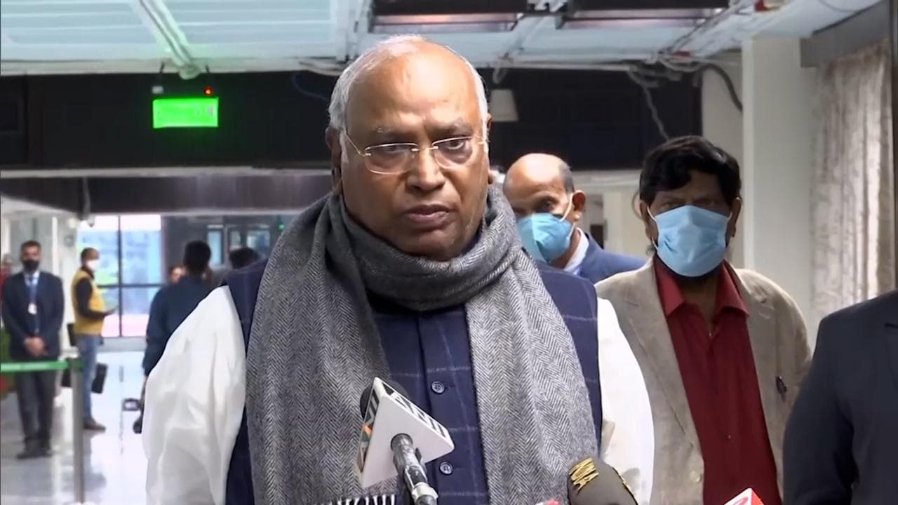 All-party meet: सर्वदलीय बैठक में खड़गे भी हुए शामिल, बोले- MSP पर कानून और महंगाई का उठा मुद्दा