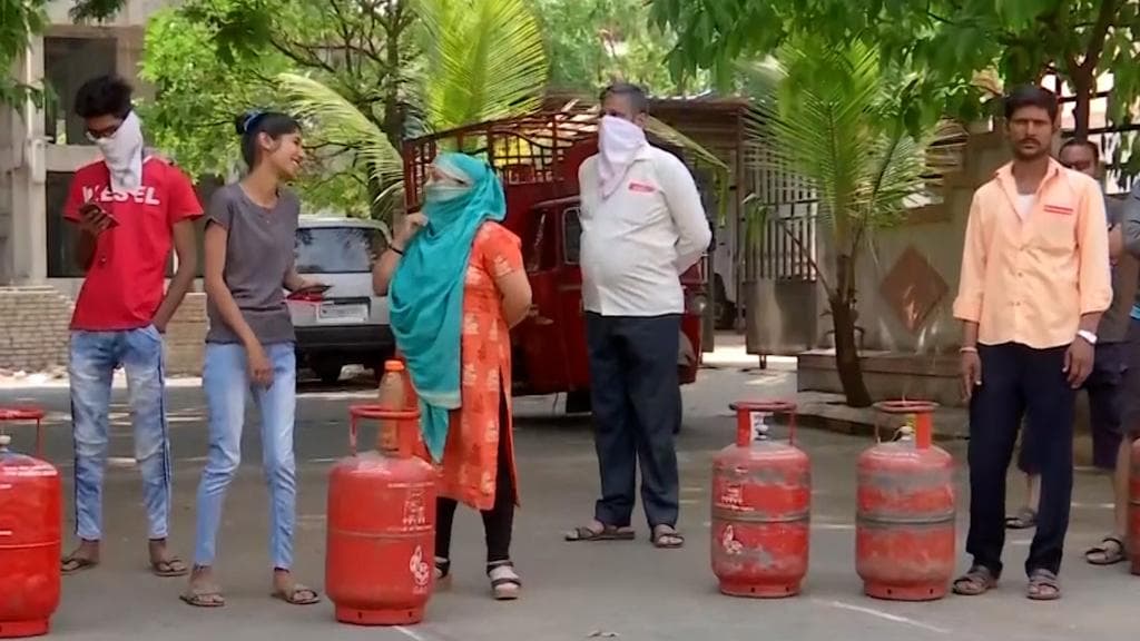 LPG Cylinder Price Hike: ফের বাড়ল রান্নার গ্যাসের দাম, মধ্যবিত্তের মাথায় হাত