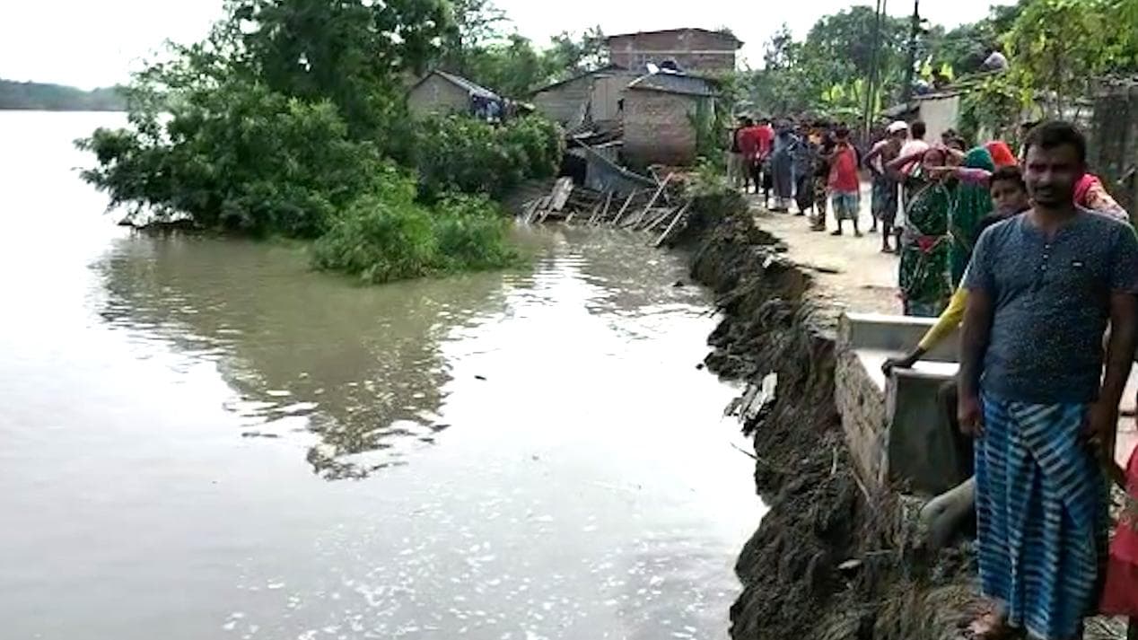River erosion in Basanti: ভাঙনে 'গৃহহীন' ২৯টি পরিবার, যুদ্ধকালীন তৎপরতায় চলছে উদ্ধারকাজ
