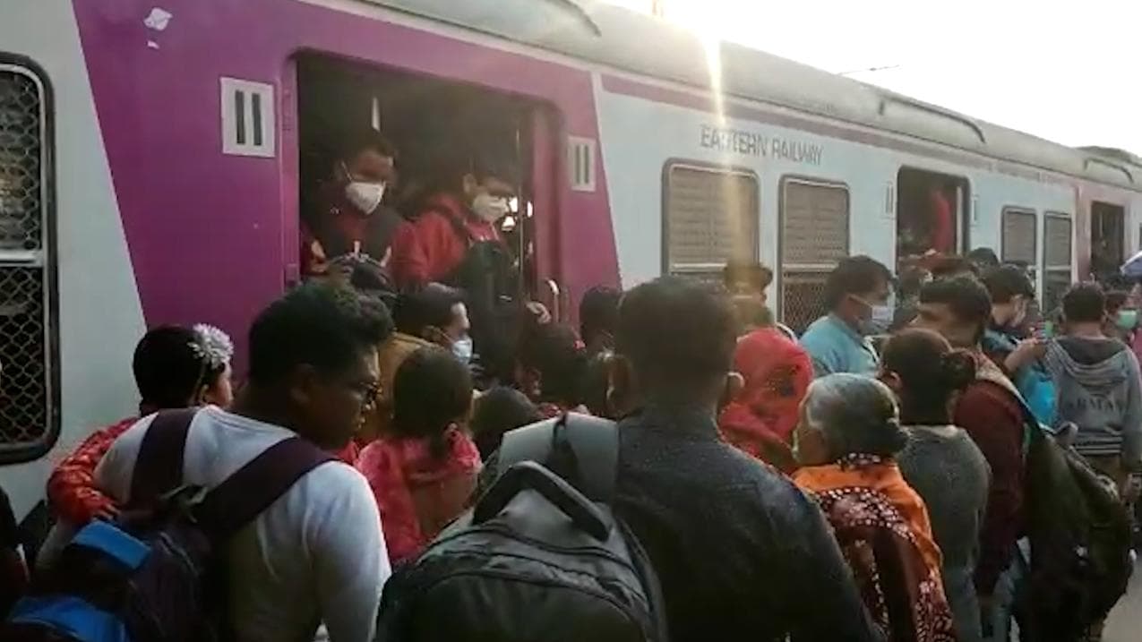 Local Train : সন্ধে ৭টা নয়, রাত ১০টা পর্যন্ত চলবে লোকাল ট্রেন, সিদ্ধান্ত বদল রাজ্য সরকারের