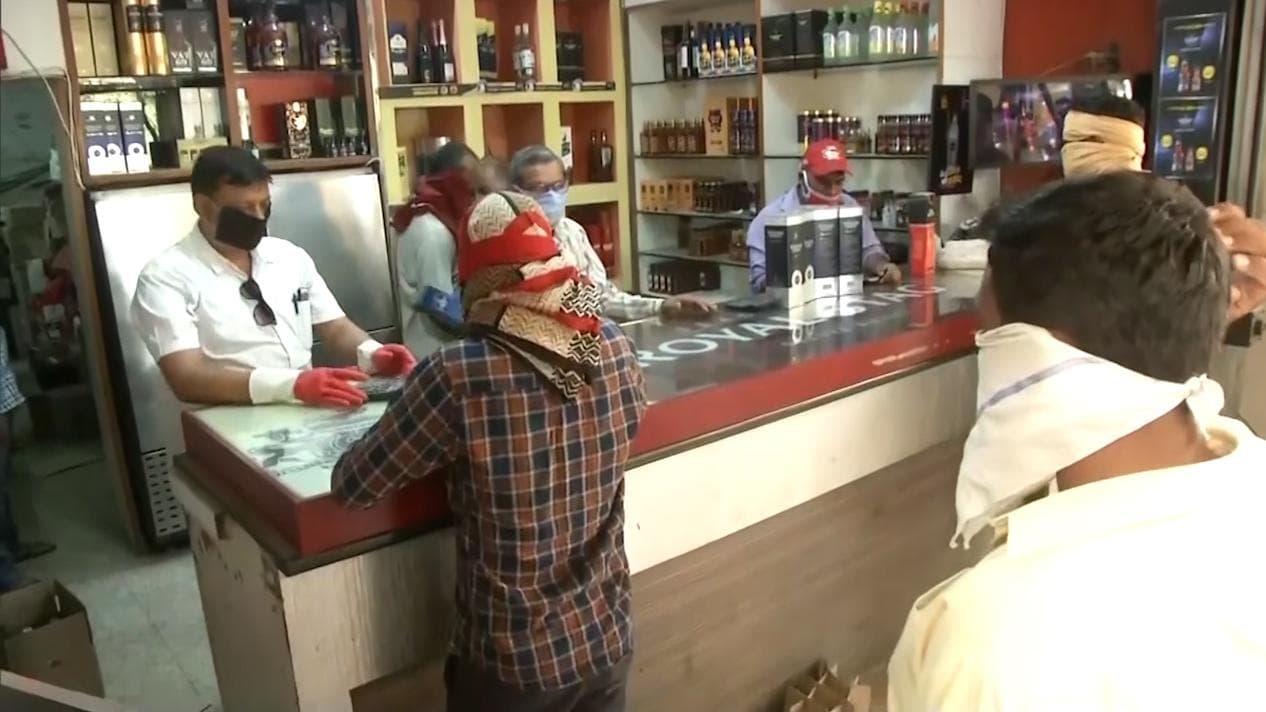 Liquor Price: ১৬ নভেম্বর থেকে রাজ্যে কমবে বিলাতি মদের দাম, বিজ্ঞপ্তি জারির পর বন্ধ রাজ্যের পোর্টাল 