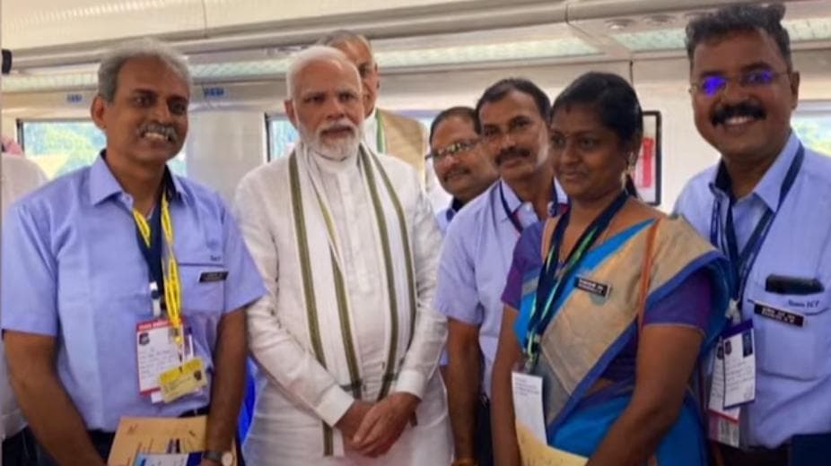 Vande Bharat Train: लोगों के साथ PM Modi ने किया सफर, यात्रियों से बात कर जाना हाल