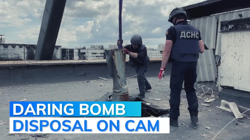 Watch: rescuers remove 500 kgs bomb from rooftop in Kharkiv