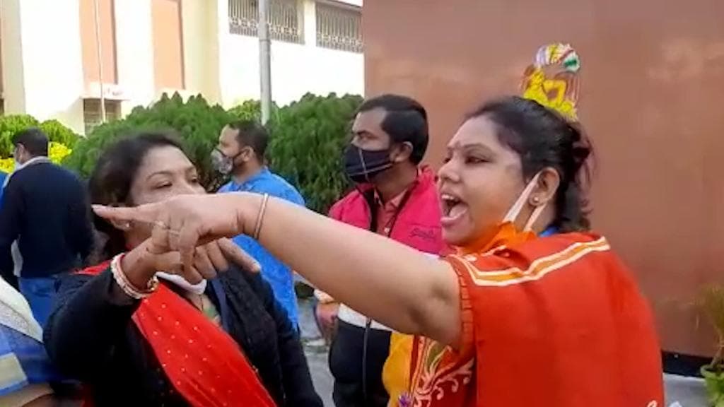 Municipal Election: ছাপ্পা, বুথ দখল, মার! বেলা গড়াতেই পুরভোট ঘিরে অভিযোগের বন্যা