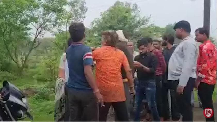 Madhya Pradesh: मंदसौर में डिप्टी कलेक्टर को पति-पत्नी ने पीटा, पुलिस आई तो मांगने लगे माफी