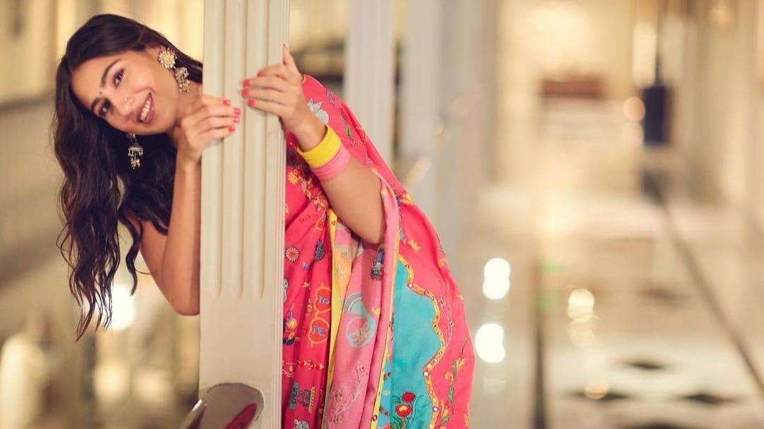 Sara Ali Khan ने साड़ी में शेयर की तस्वीरें, कहा - साड़ी में नारी, हमेशा लगती है प्यारी 