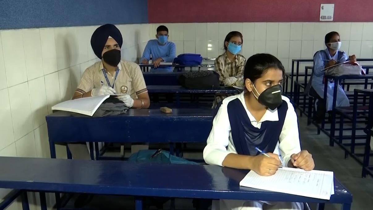 Madhyamik Exam 2022: করোনা বাধা পেরিয়ে সোমবার থেকে শুরু মাধ্যমিক, পরীক্ষা ঘিরে কড়া নজর পর্ষদের