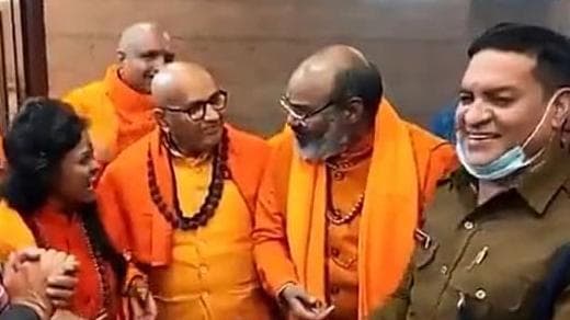 Dharm Sansad: नरसंहार का बयान देने वालों के साथ हंसता दिखा अधिकारी, आरोपियों ने कहा- ये हमारी तरफ होगा