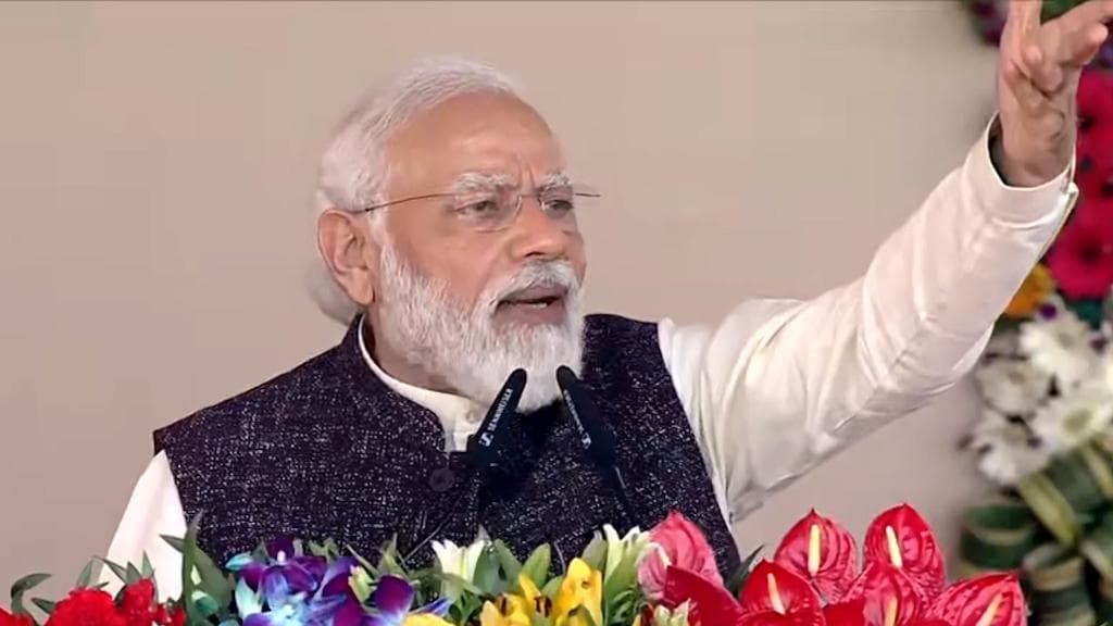 PM Modi in Gorakhpur: गोरखपुर में सपा पर पीएम मोदी का निशाना, बोले- लाल टोपी वाले यूपी के लिए रेड अलर्ट 