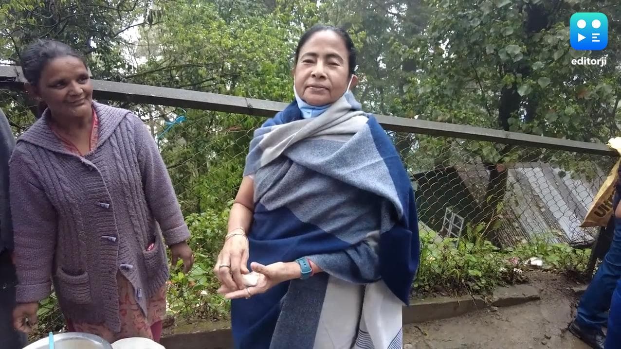 Mamata Banerjee : দার্জিলিঙে জনসংযোগে ব্যস্ত মমতা বন্দ্যোপাধ্যায়, নিজের হাতে বানালেন মোমো