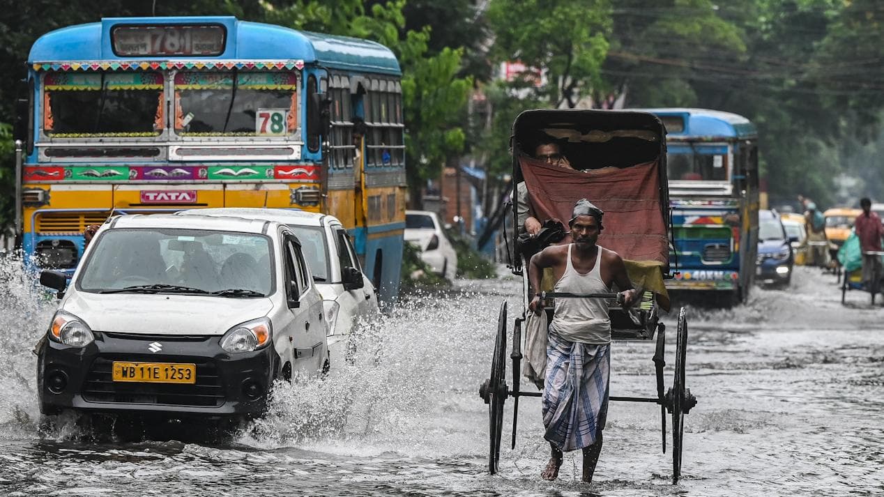 West Bengal Weather update: নিম্নচাপের কারণে ক্রমশ উর্ধ্বমুখী পারদ, মঙ্গল-বুধে রাজ্যে বৃষ্টির সম্ভাবনা