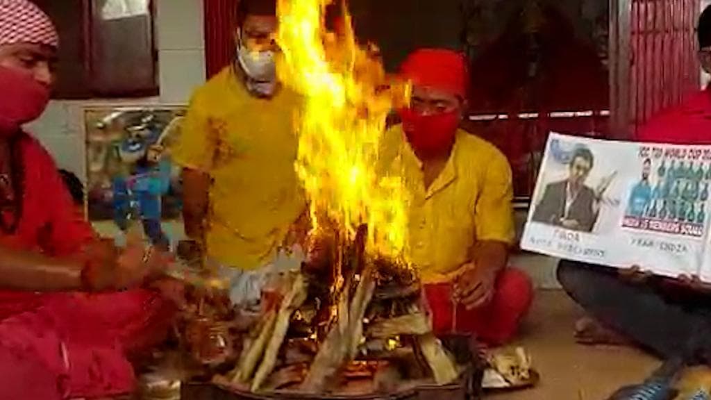 T20 World Cup: ভারত-পাক দ্বৈরথ ঘিরে চড়ছে পারদ, জয় চেয়ে যজ্ঞ শহরে
