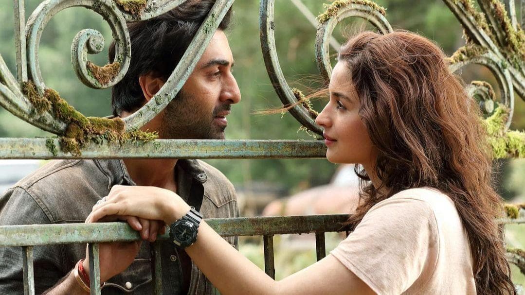 Alia Bhatt and Ranbir Kapoor can't take their eyes off of each other in the latest pic from 'Brahmastra'