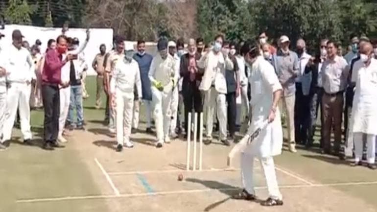 क्रिकेट की पिच पर 'क्लीन बोल्ड' हुए केंद्रीय मंत्री Jyotiraditya Scindia 