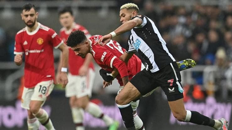 Premier League: Cavani rescues a point for Manchester United against Newcastle