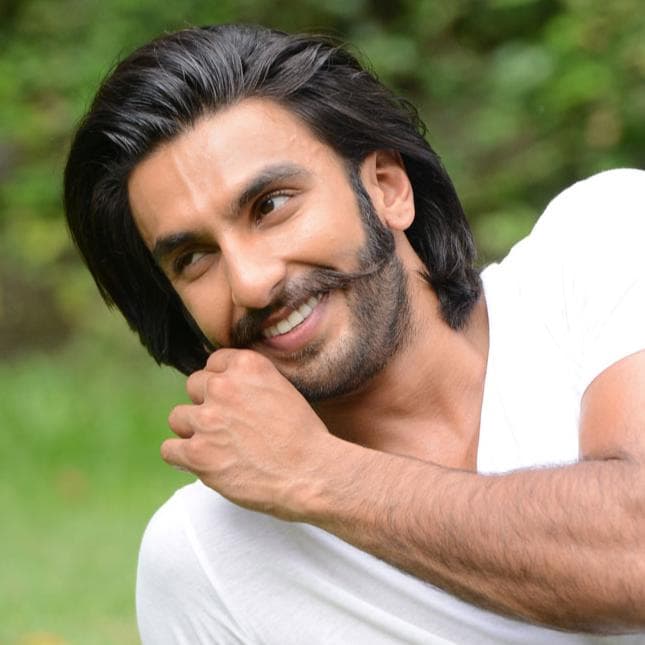 Karvachauth से पहले रणवीर सिंह ने लगाई पत्नी दीपिका के नाम की मेहंदी, कैमरे पर कही अपने दिल की बात!