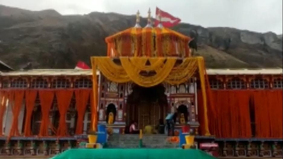 Uttarakhand: 10 क्विंटल रंग-बिरंगे फूलों से सजा बदरीनाथ मंदिर, दिवाली को लेकर हो रही स्पेशल तैयारी