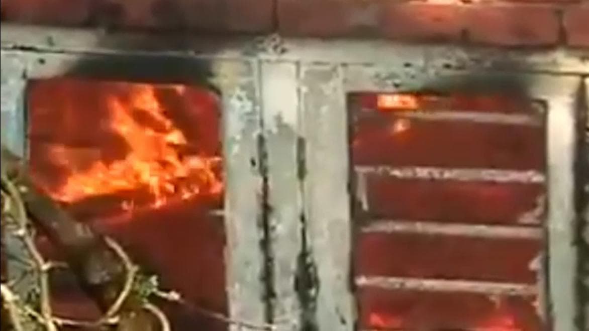 Kolkata Fire: গার্ডেনরীচে পোর্ট ট্রাস্টের গুদামে আগুন, কালো ধোঁয়ায় ঢাকল এলাকা