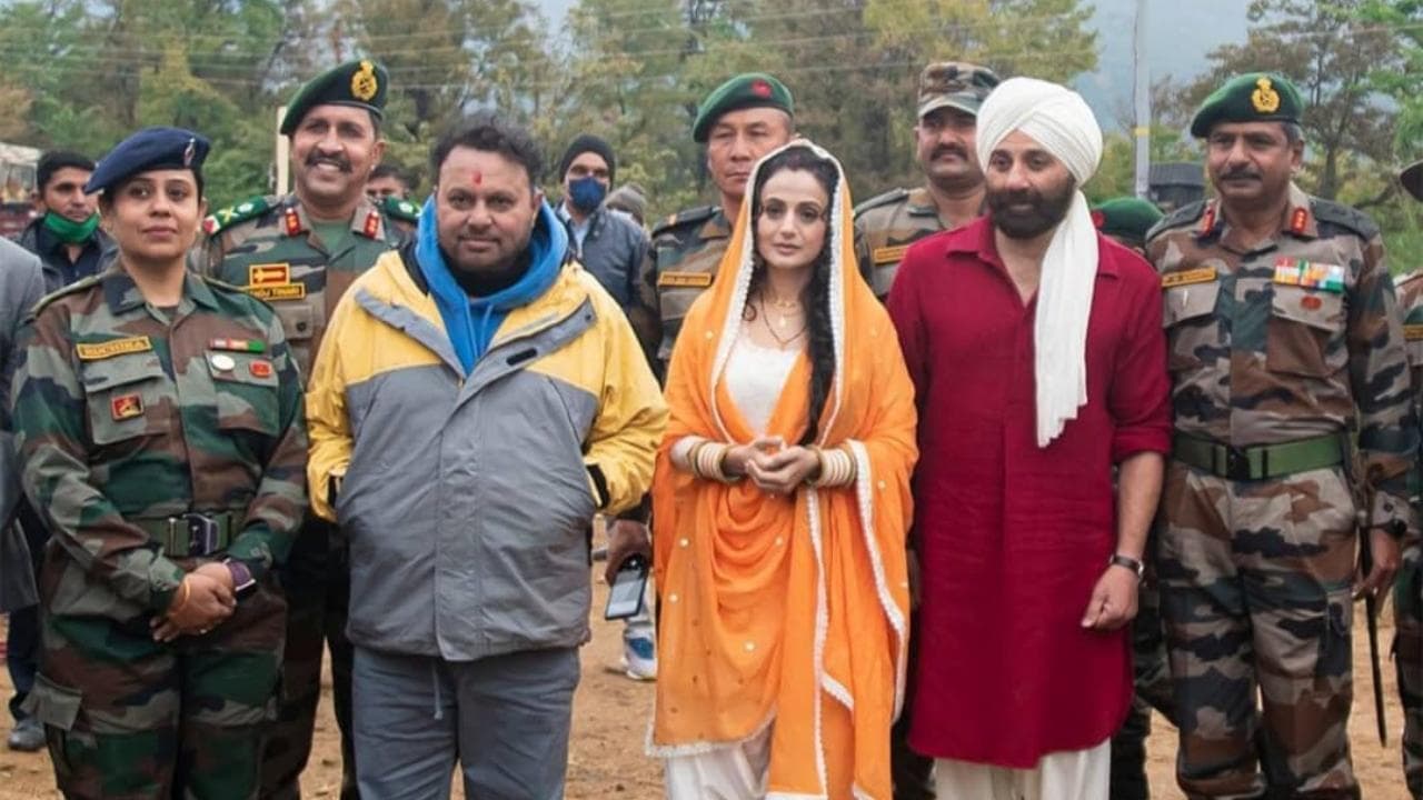 Brand new photos from the sets of 'Gadar 2' will take you on a nostalgia trip!