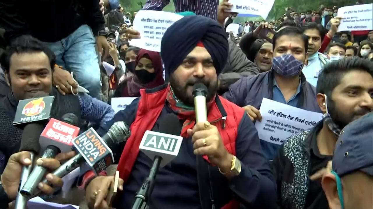 Punjab 2022: अब Sidhu ने दिल्ली के टीचरों के साथ Kejriwal के घर के बाहर दिया धरना, पूछा- कहां हो गुरू?