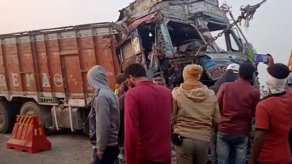 Road accident in Maldah: ভয়াবহ দুর্ঘটনার কবলে পড়ল পাথরবোঝাই লরি, জাতীয় সড়কে যানজট