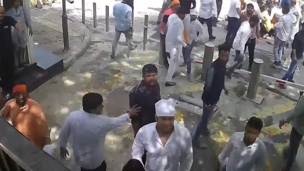 Arvind Kejriwal: কেজরিওয়ালের বাসভবনে হামলা চালাল বিজেপি, ভাঙল সিসিটিভি, অভিযোগ মনীশ শিশোদিয়ার 