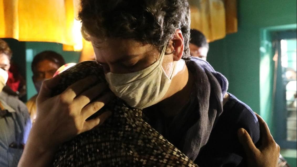 हाथरस पीड़िता के परिवार से मिलने उनके घर पहुंचे राहुल-प्रियंका