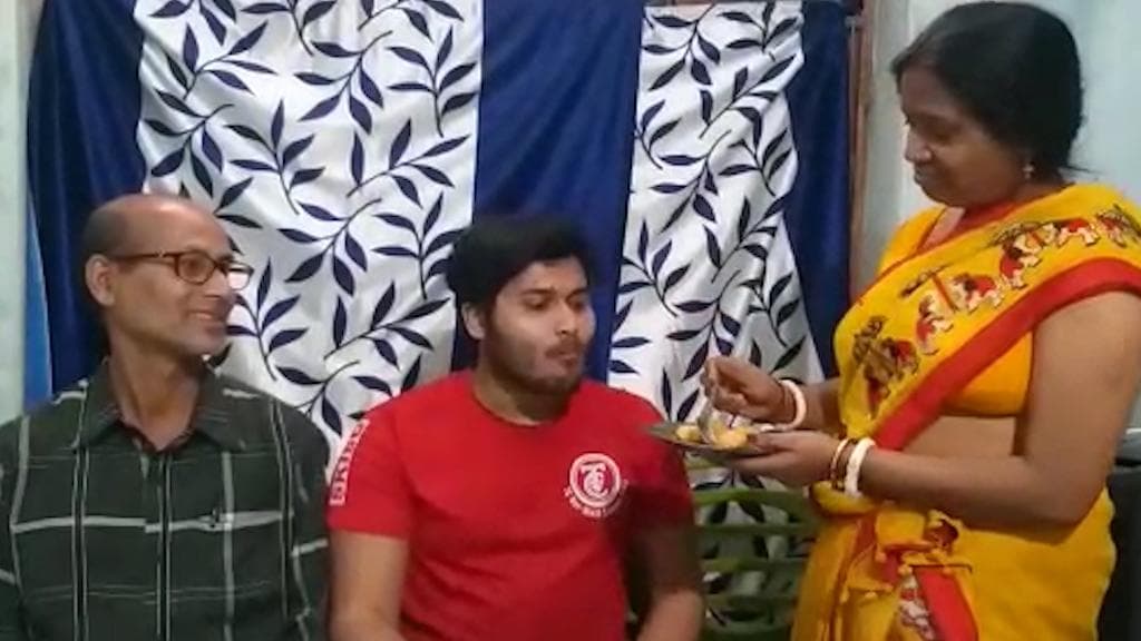  Ukraine Crisis: যুদ্ধে গুঁড়িয়ে যাওয়া ইউক্রেন থেকে বাবা-মায়ের কাছে ফিরল ঝাড়গ্রামের তরুণ