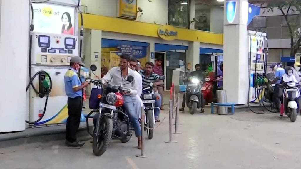 Petrol Diesel Price: দেশে ৩৫ শতাংশ দাম বাড়ল পেট্রোলের, মাথায় হাত আমজনতার