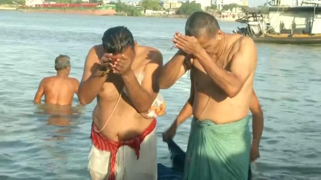 Tarpan: মহালয়ার ভোরে বাংলার নানা ঘাটে তর্পণ, পূর্বপুরুষদের স্মরণ