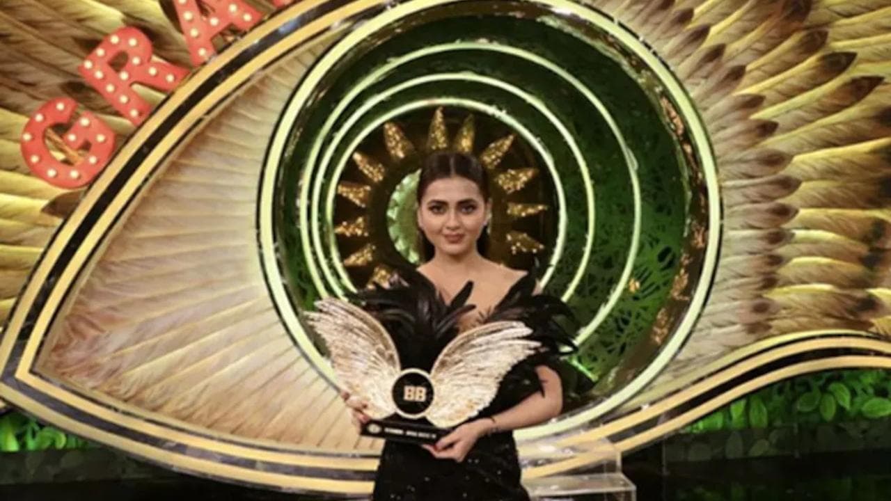 Bigg Boss 15: शो की विनर बनीं Tejasswi Prakash, Pratik Sehajpal से छीनी ट्रॉफी