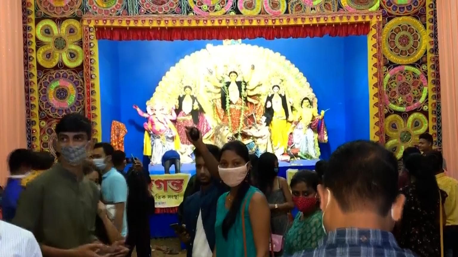 Lalbazar deploys extra force: ভিড় সামলাতে কঠোর লালবাজার, চতুর্থীতেই শহরে উপচে পড়ছে ভিড়