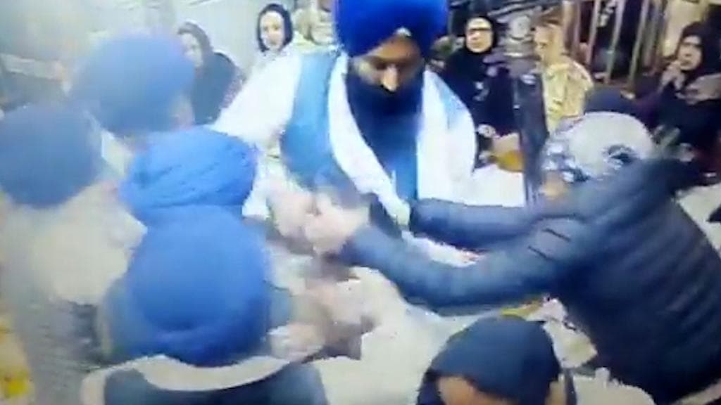 Golden Temple: ধর্মগ্রন্থ অবমাননার অভিযোগ, স্বর্ণমন্দিরে যুবককে পিটিয়ে মারল উত্তেজিত জনতা