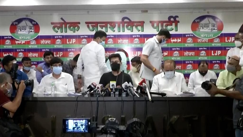 Controversy in LJP: बंट गई रामविलास की विरासत, चिराग को मिला ‘हेलीकॉप्टर’ तो पशुपति को ‘सिलाई मशीन’