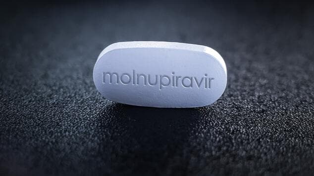 First Corona Pill: दुनिया में पहली बार कोरोना की गोली को मिली हरी झंडी, ब्रिटेन ने 'मोल्नुपिराविर' को दी 