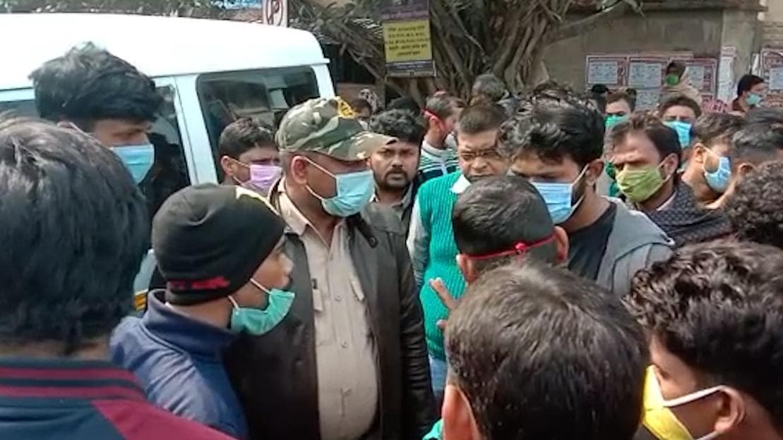 Malda Medical College protest: জুনিয়র চিকিৎসককে প্রকাশ্যে থাপ্পড়, মালদা মেডিক্যাল কলেজে তুমুল উত্তেজনা